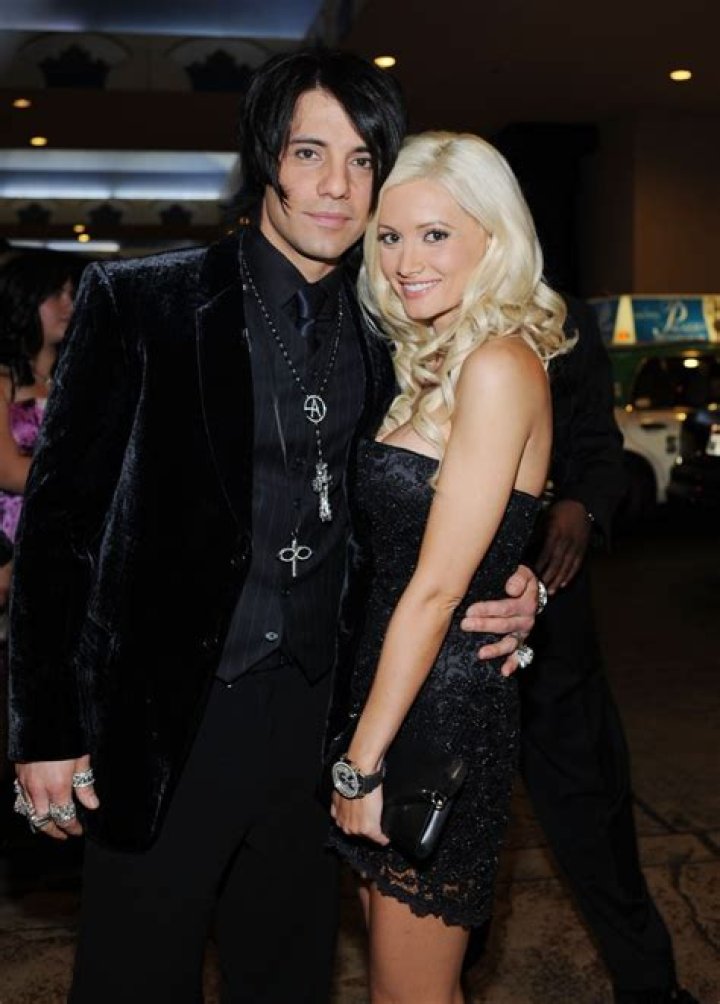 When did Holly Madison date Criss Angel?